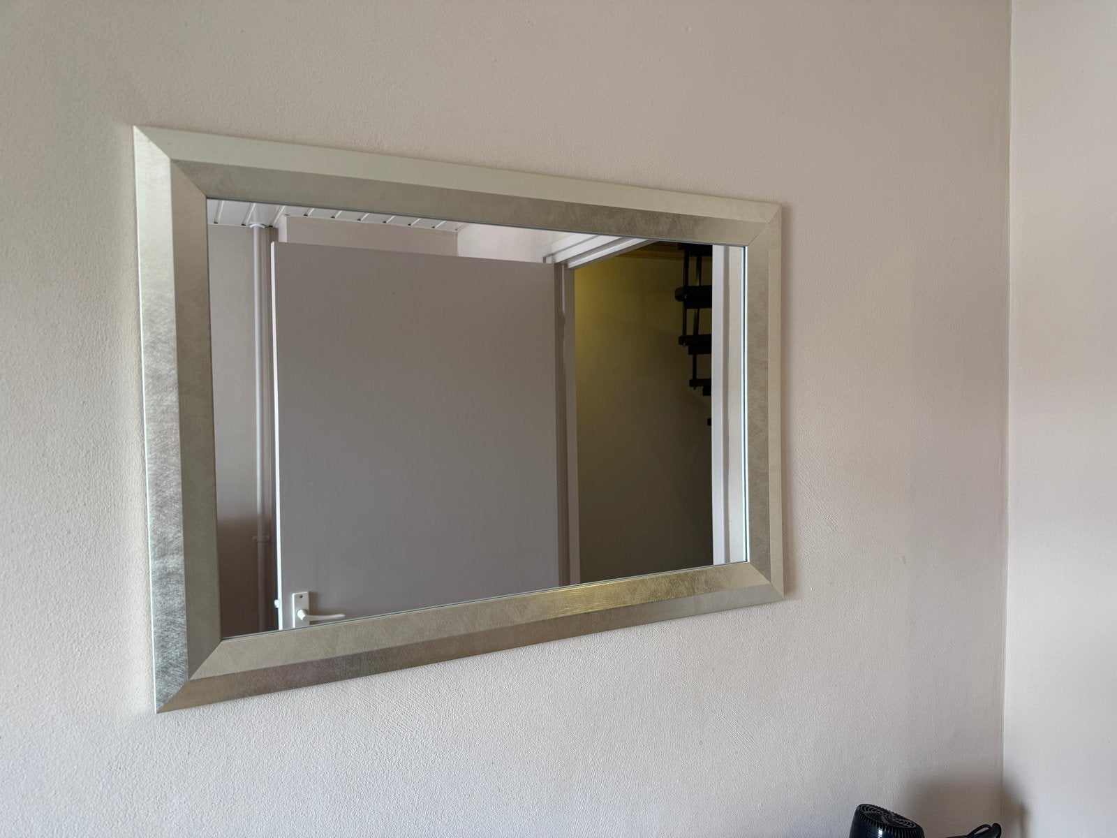 Mooie hangende spiegel 67x47 cm, Ophalen, Zo goed als nieuw, Minder dan 100 cm, Rechthoekig