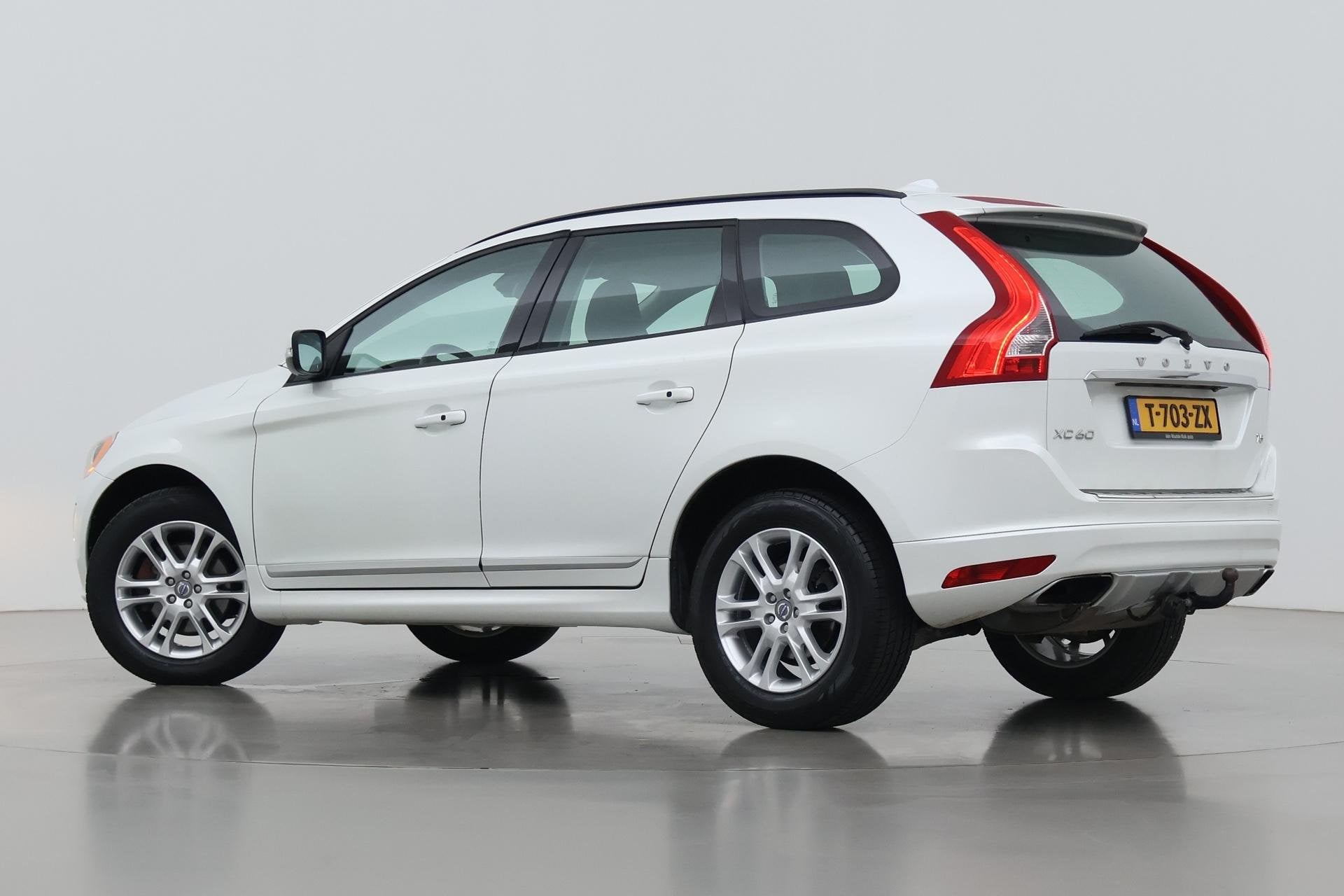 Volvo XC60 2.0 T5 FWD Kinetic | Trekhaak | Automaat | Camera, Auto's, Gebruikt, 1969 cc, Wit, Bedrijf