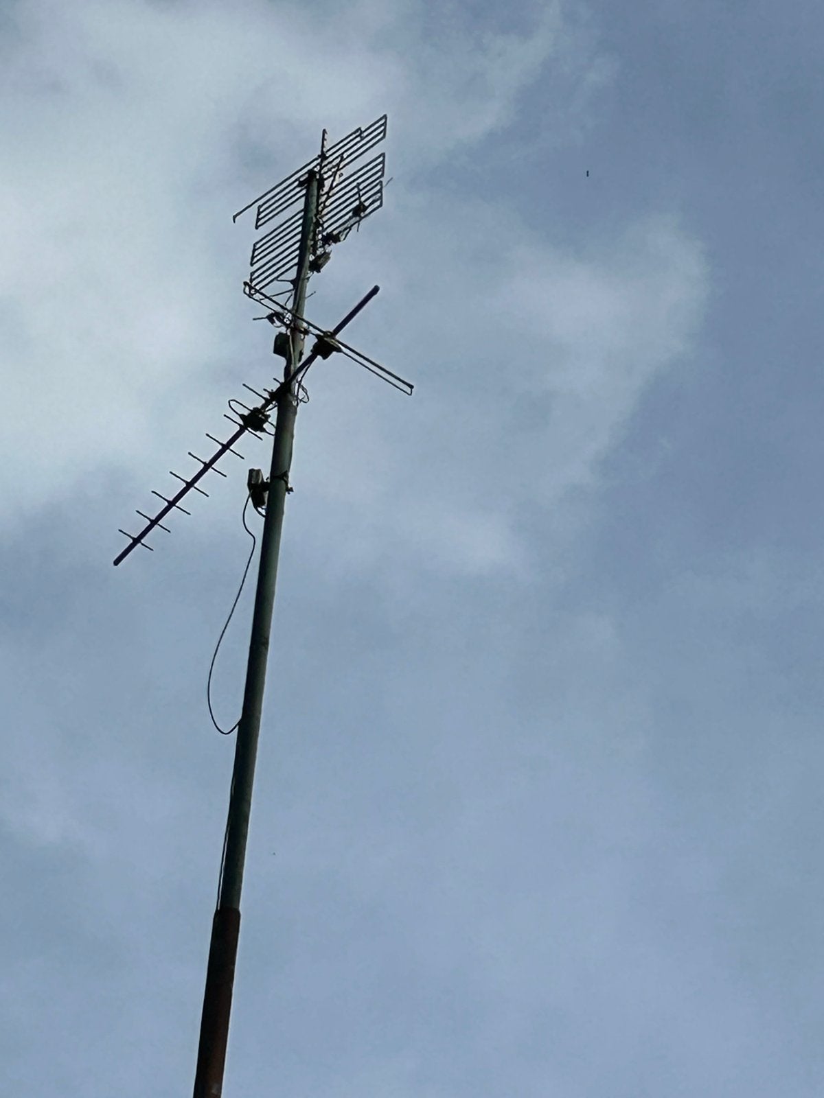 Gratis : TV Antenne met Mast - Gebruikt, Ophalen, Gebruikt, Antenne