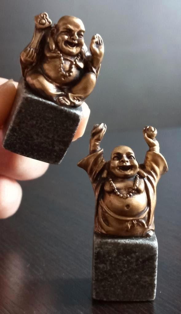Twee miniatuur Boeddhabeelden op marmeren voetstuk., Ophalen of Verzenden, Mens