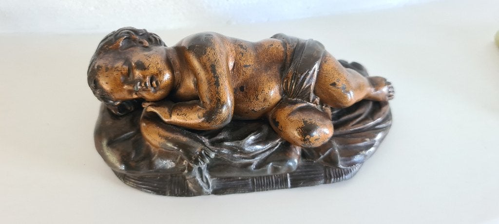 Antiek gepatineerd Bronzen Beeldje van een slapende Putti, Minder dan 20 cm, Ophalen of Verzenden, Brons, Beeld