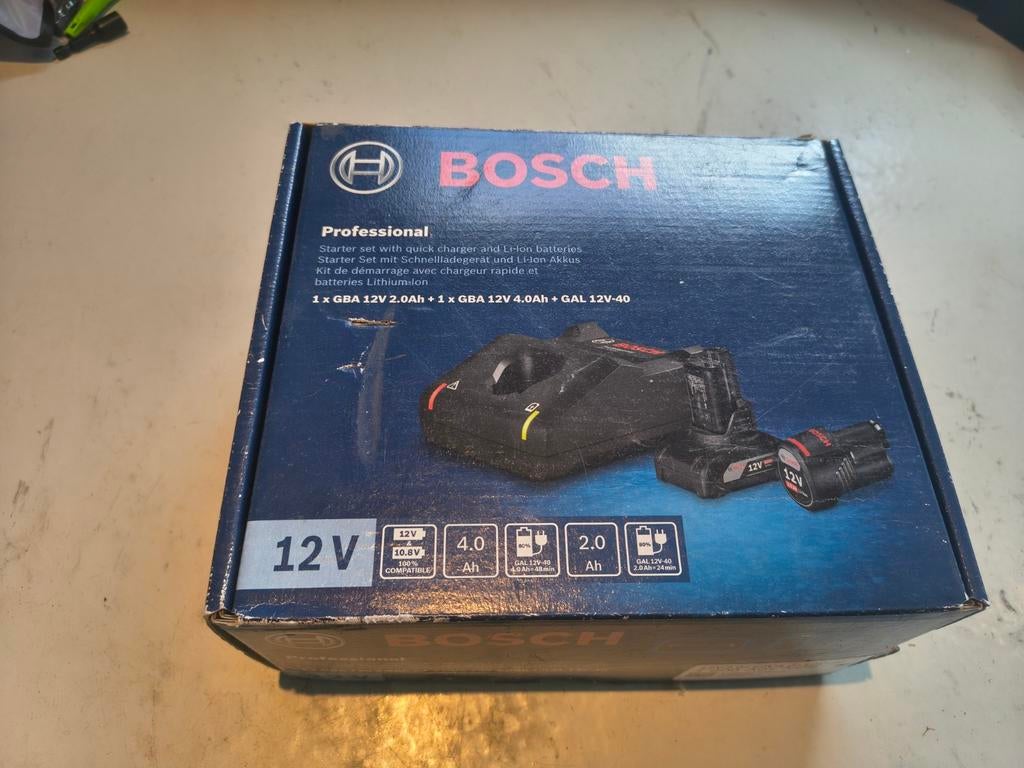 Bosch 12 v accu 4ah +  2ah + lader nieuw!, Doe-het-zelf en Verbouw, Gereedschap | Machine-onderdelen en Toebehoren, Ophalen of Verzenden