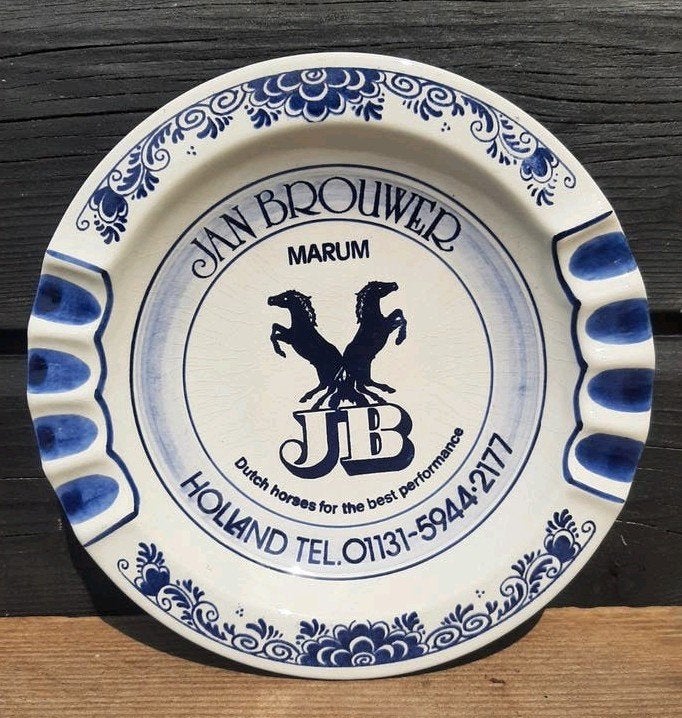 Delfts Blauw Asbak - (JAN BROUWER - Paardenhouderij / Marum), Ophalen of Verzenden, Asbak