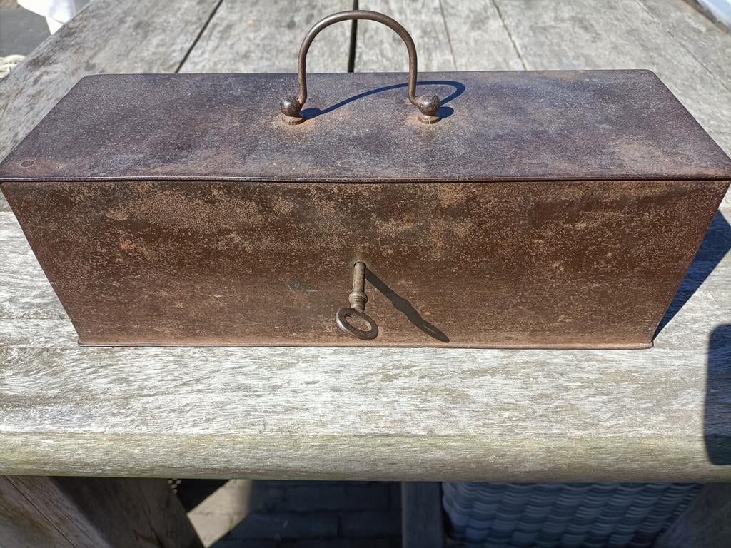 Antieke geldkist. Vintage waarde kluis met 2 sleutels., Ophalen, Gebruikt