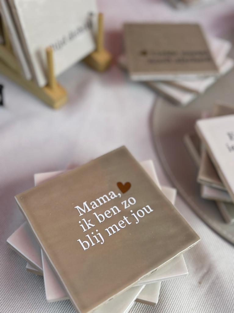 Tegeltje quote/tekst 10x10 cm Mama, ik ben zo blij met jou, Ophalen of Verzenden, Nieuw, Beige, Steen/keramiek