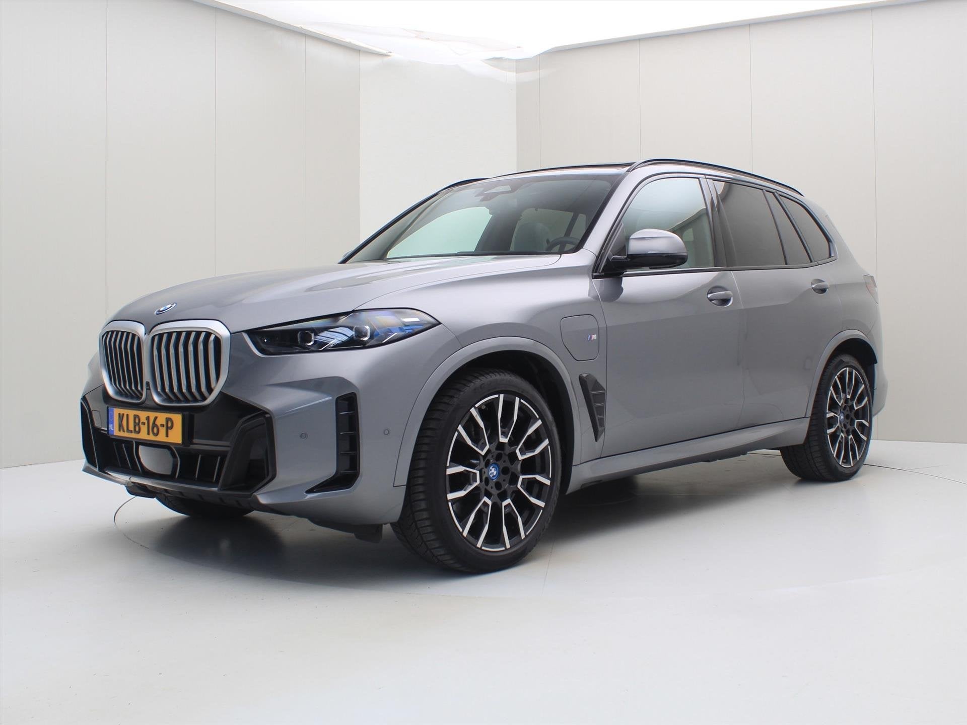 BMW X5 xDrive50e 490pk Automaat M-Sport [ LUCHTVERING+TREKHA, Auto's, Dealer onderhouden, Gebruikt, 2395 kg, Vierwielaandrijving