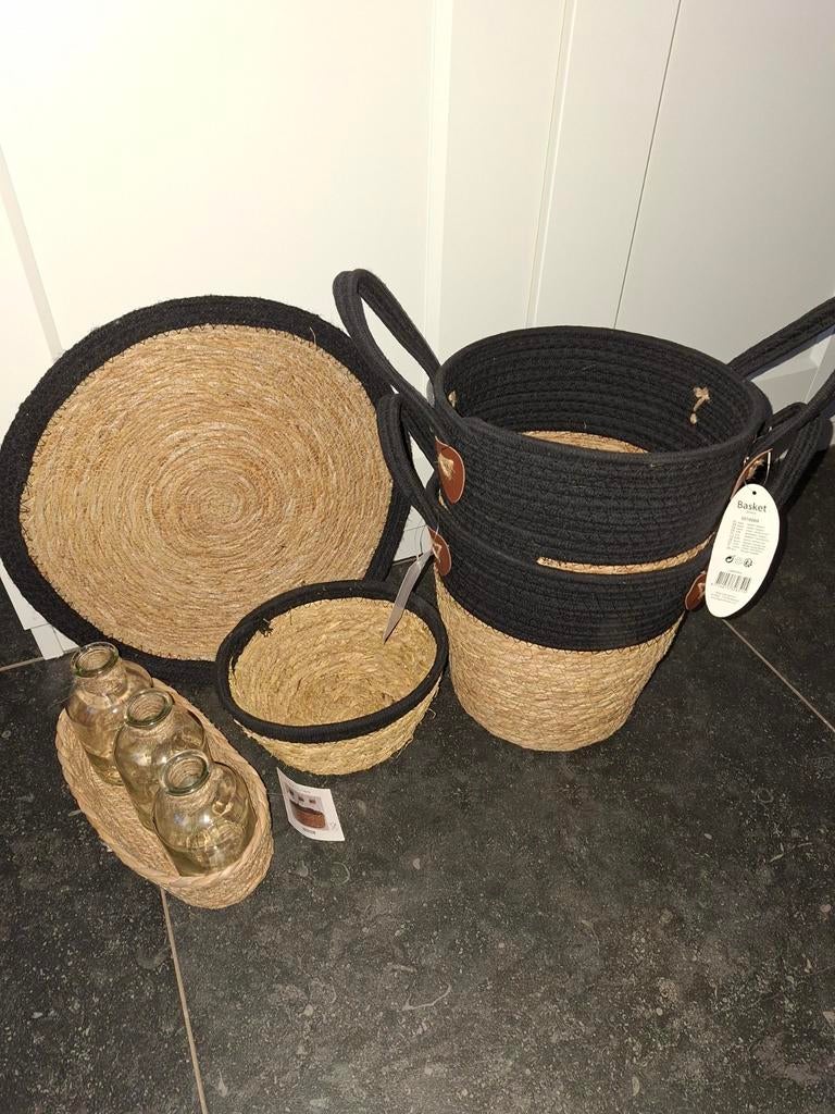Set: 2 planten manden,1 onderzetter, 1 mandje, 3 kl vaasjes, Huis en Inrichting, Woonaccessoires | Overige, Ophalen of Verzenden