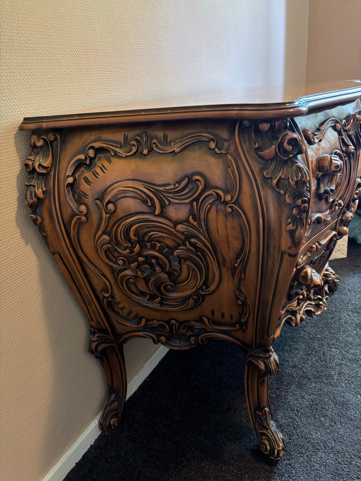 Antieke commode met sierlijke houtsnijwerken, Ophalen