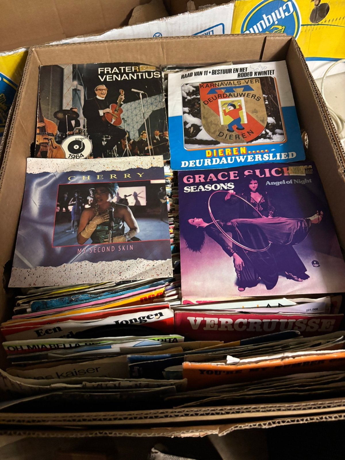 Bananendoos vol met vinylsingels, Ophalen of Verzenden, Zo goed als nieuw, Nederlandstalig
