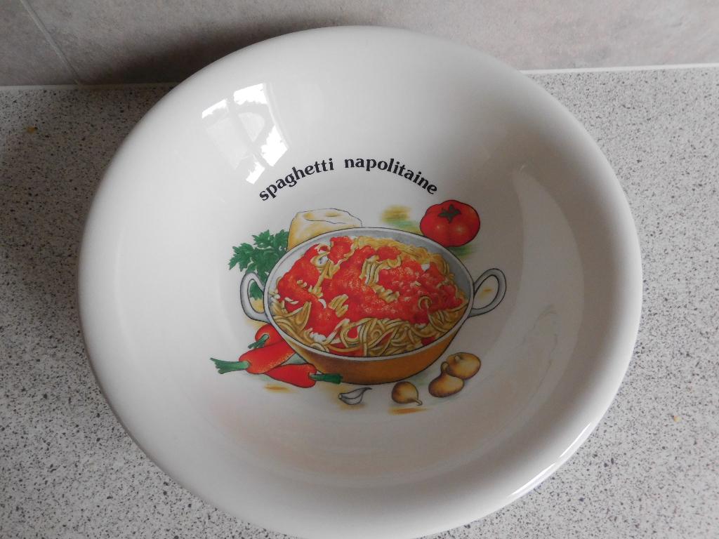 Bord 23 cm. Spaghetti Napolitaine, Ophalen of Verzenden, Zo goed als nieuw, Bord(en), Overige stijlen
