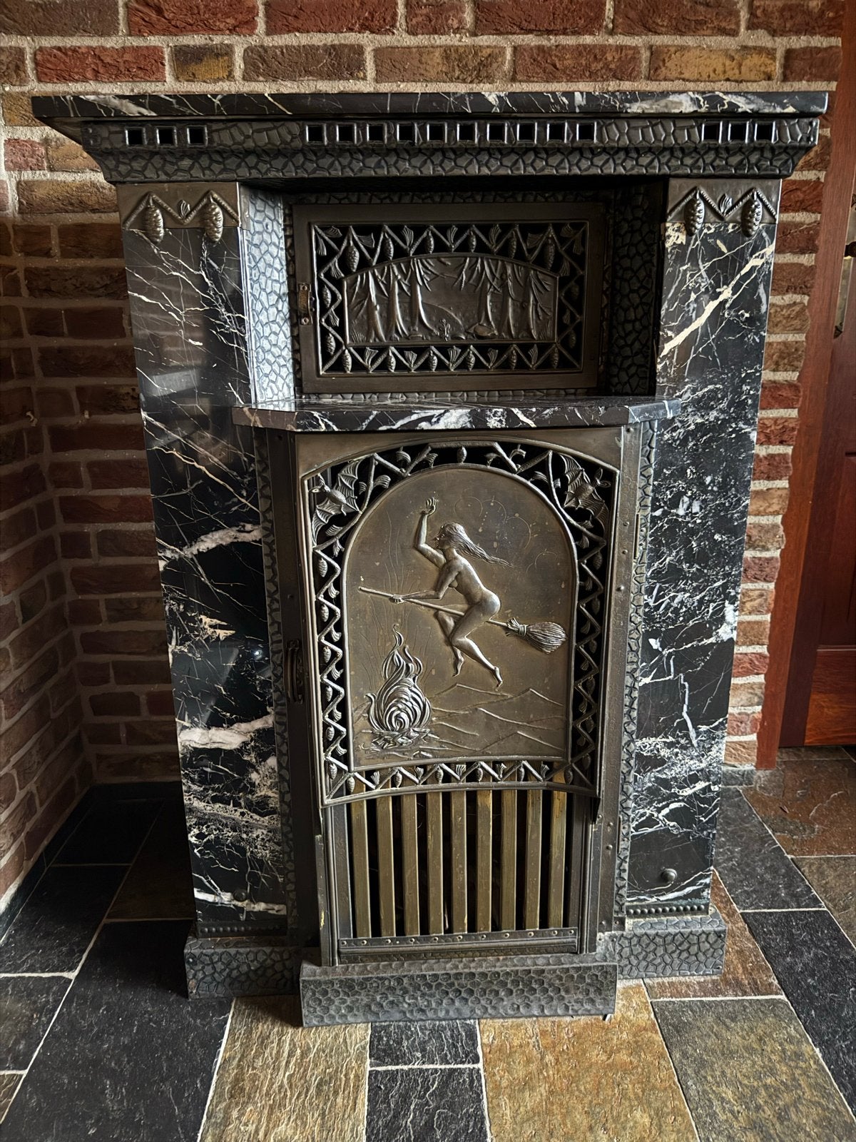 Antieke Art Nouveau haard met heks op bezem, Ophalen