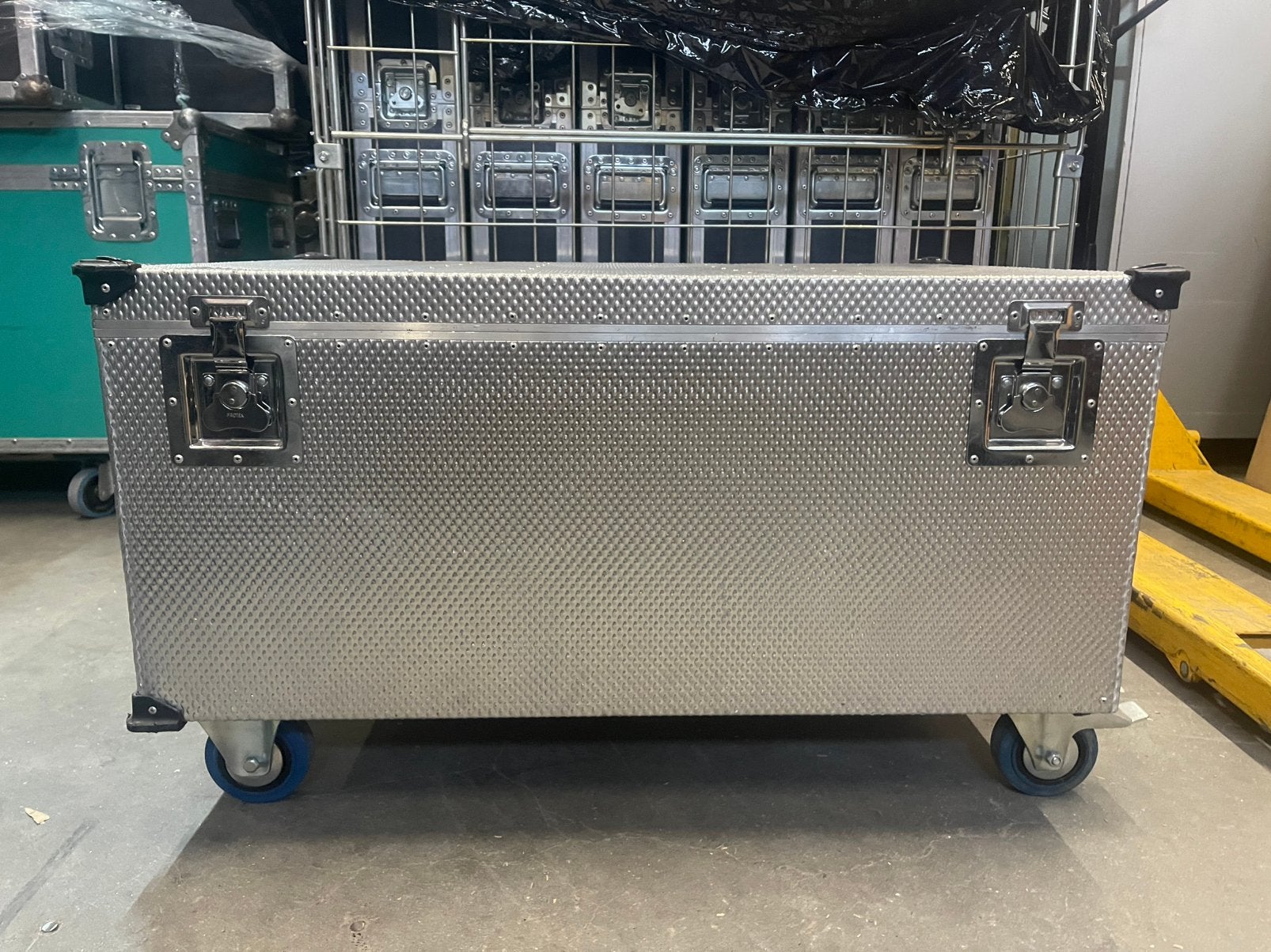 FLIGHTCASE ALUMINIUM 86x56cm 38+4cm Klapdeksel + Bleu Wheels, Ophalen, Zo goed als nieuw, Overige instrumenten, Flightcase