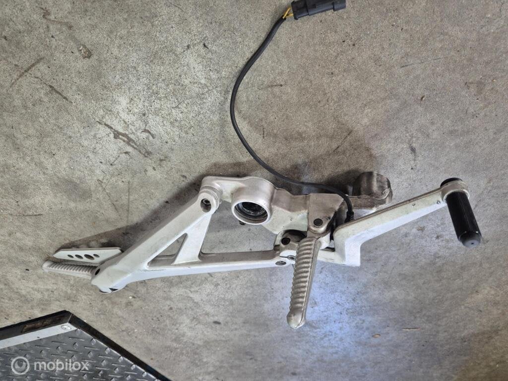 Voetsteun step rempedaal bracket Multistrada Hypermotard, Gebruikt, Factorystore.service@ducati.com, Ophalen of Verzenden, Via Antonio Cavalieri Ducati, 74/5, 74/6, 40132 Bologna BO
