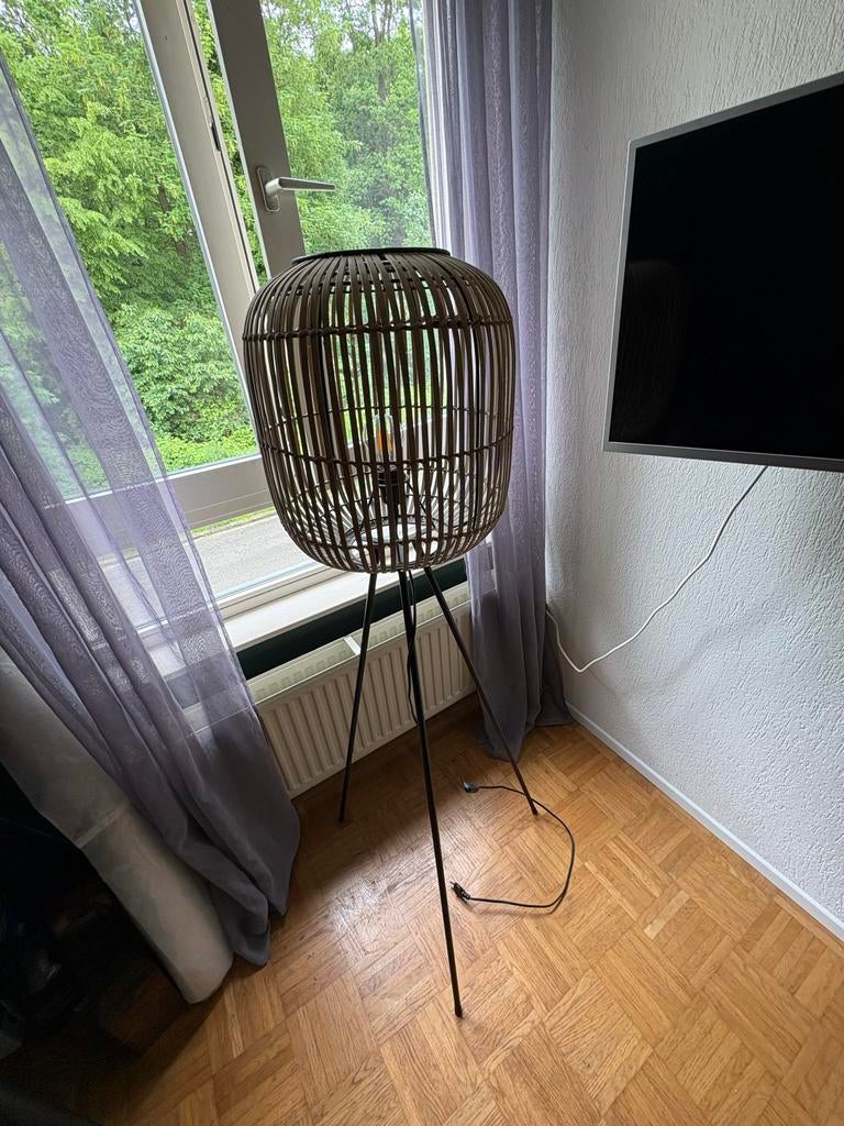 Staande lamp met rieten kap - Sfeervolle verlichting, Ophalen, Zo goed als nieuw, Metaal, 100 tot 150 cm