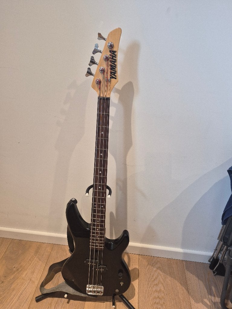 Yamaha basgitaar en vesterker, complete set., Ophalen, Zo goed als nieuw, Elektrisch