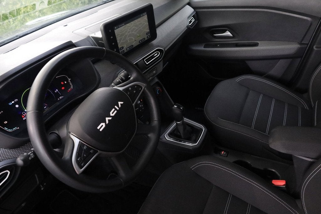 Dacia Jogger 1.6 Hybrid 140 Expression 7p Aut. | Slechts 18., 94 pk, Gebruikt, 4 cilinders, 7 stoelen
