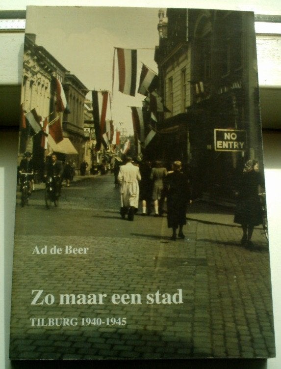 Tilburg 1940-1945, een stad.(Ad de Beer, ISBN 907441804X)., Boeken, Ophalen of Verzenden, Tweede Wereldoorlog, Zo goed als nieuw