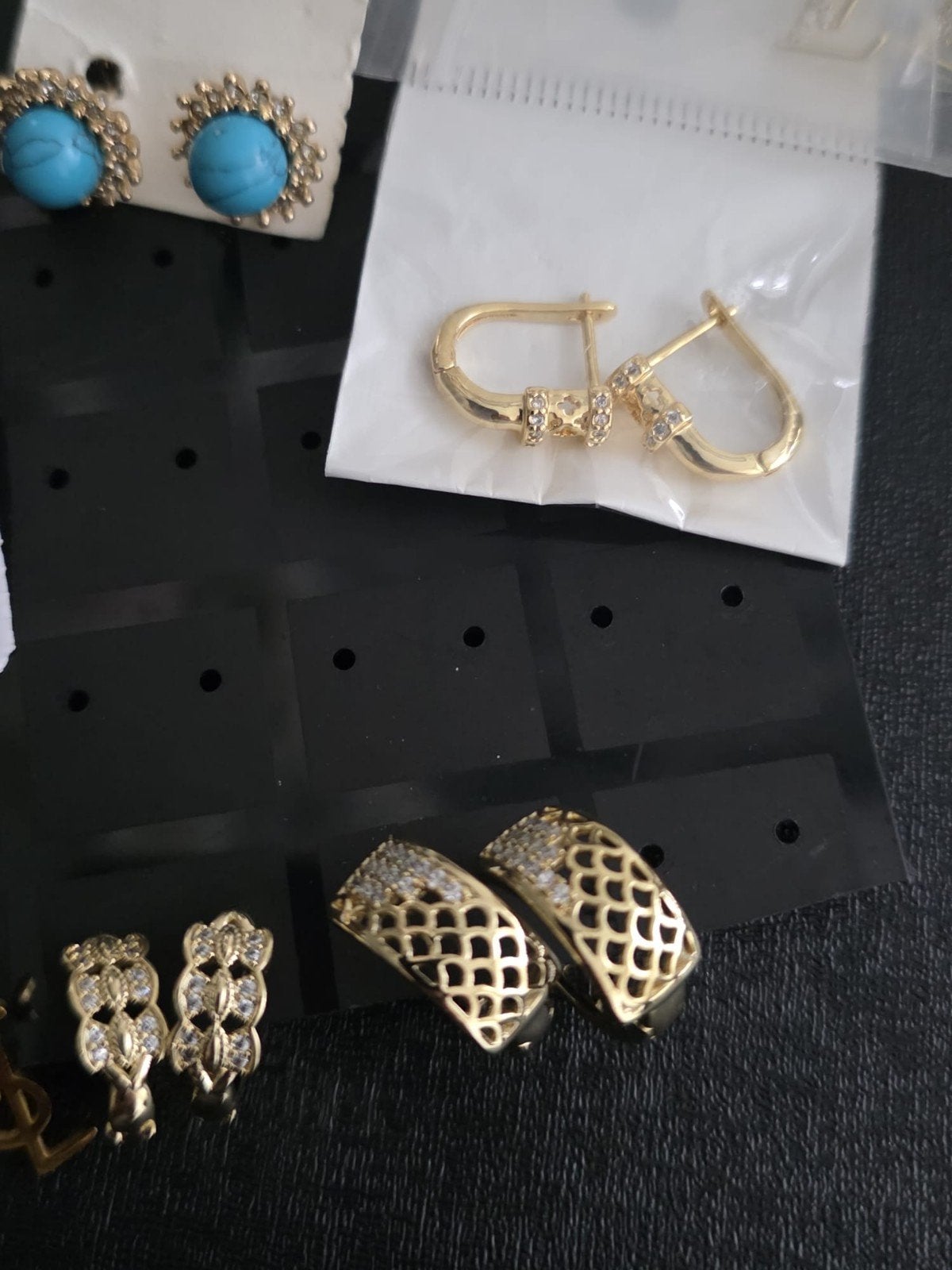 Diverse oorbellen set - Goudkleurig met steentjes, Overige materialen, Met strass, Nieuw, Ophalen of Verzenden