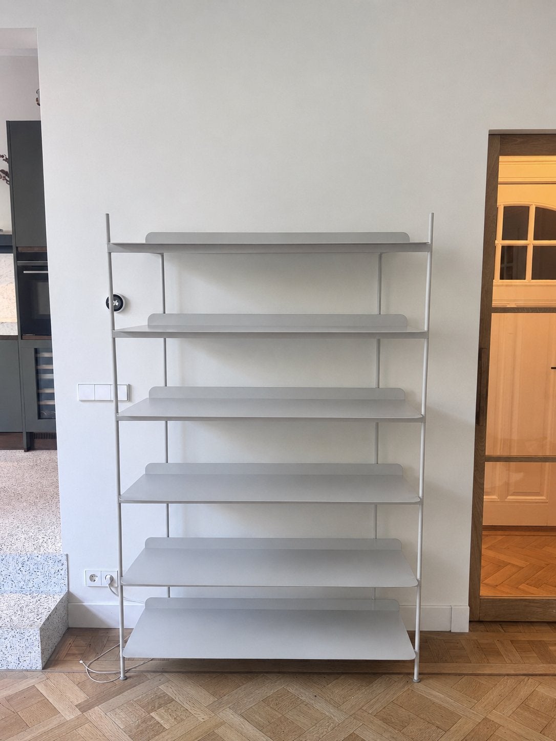 Muuto Compile kast in lichtgrijs met 6 planken, Huis en Inrichting, Ophalen, Met plank(en), 50 tot 100 cm, Zo goed als nieuw
