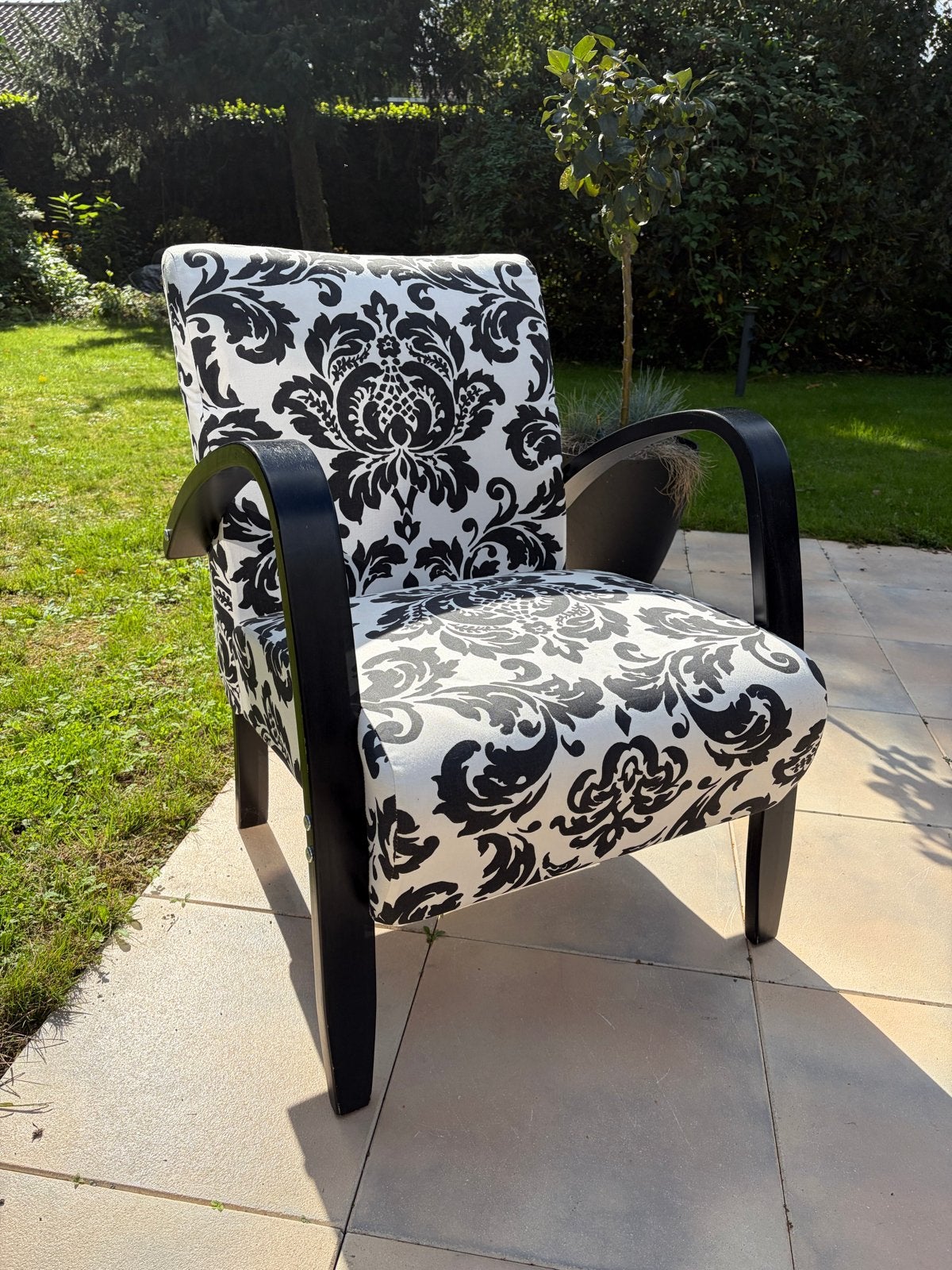Fauteuil met stof en houten leuning - Zwart/Wit patroon, Ophalen of Verzenden, Gebruikt, Hout, 50 tot 75 cm