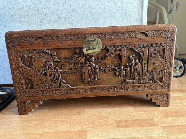 Handgesneden Chinese kist van kamferhout/teak, Antiek en Kunst, Ophalen