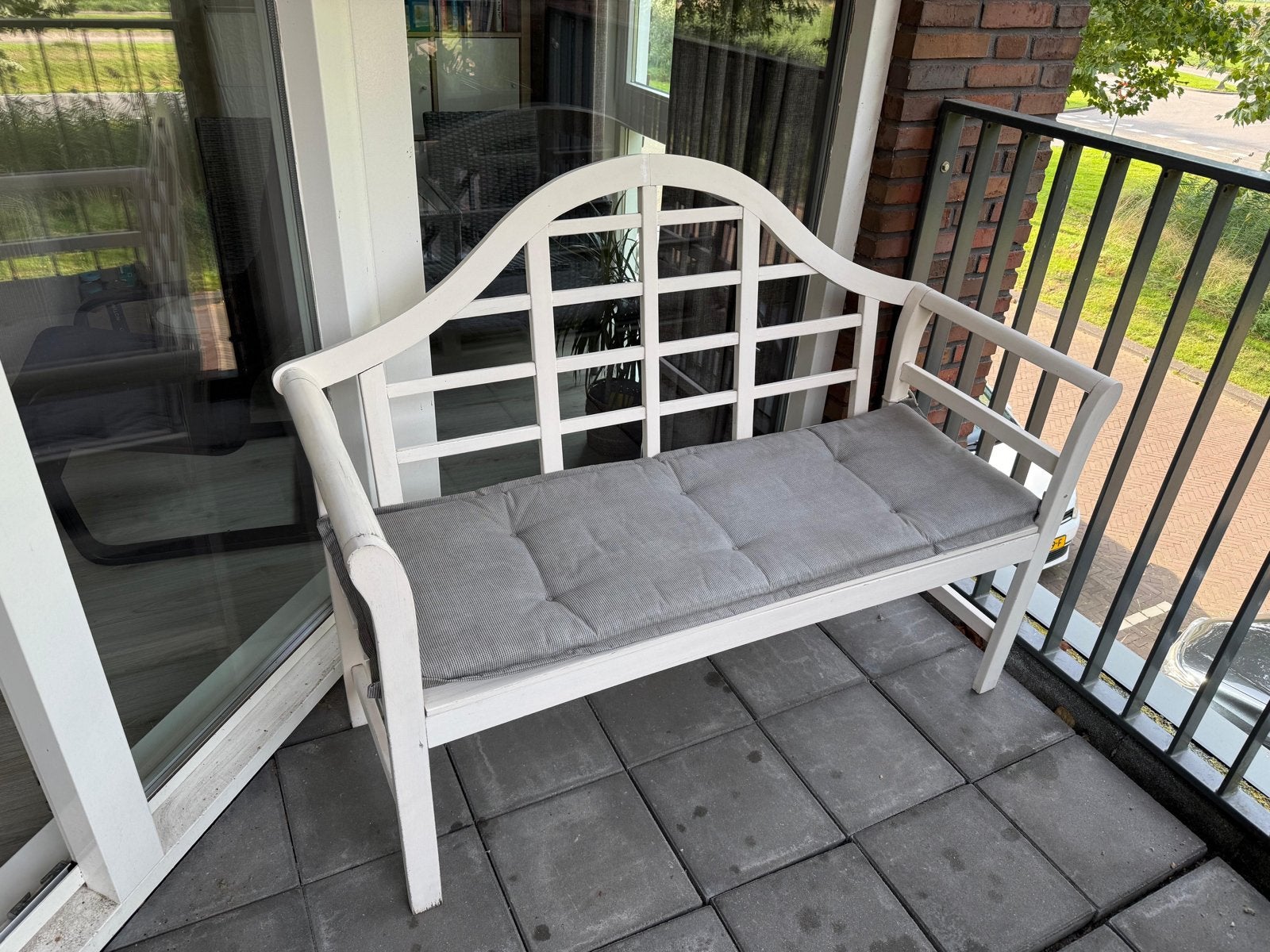 Witte tuinbank met kussen - perfect voor balkon of tuin, Ophalen, Zo goed als nieuw, Hout