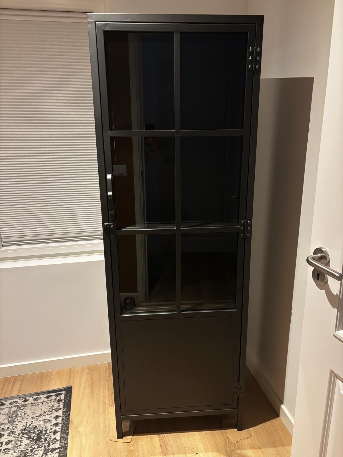 Zwarte vitrinekast met glazen deur en planken, Huis en Inrichting, Ophalen, Minder dan 50 cm, Industrieel, Modern, Glas