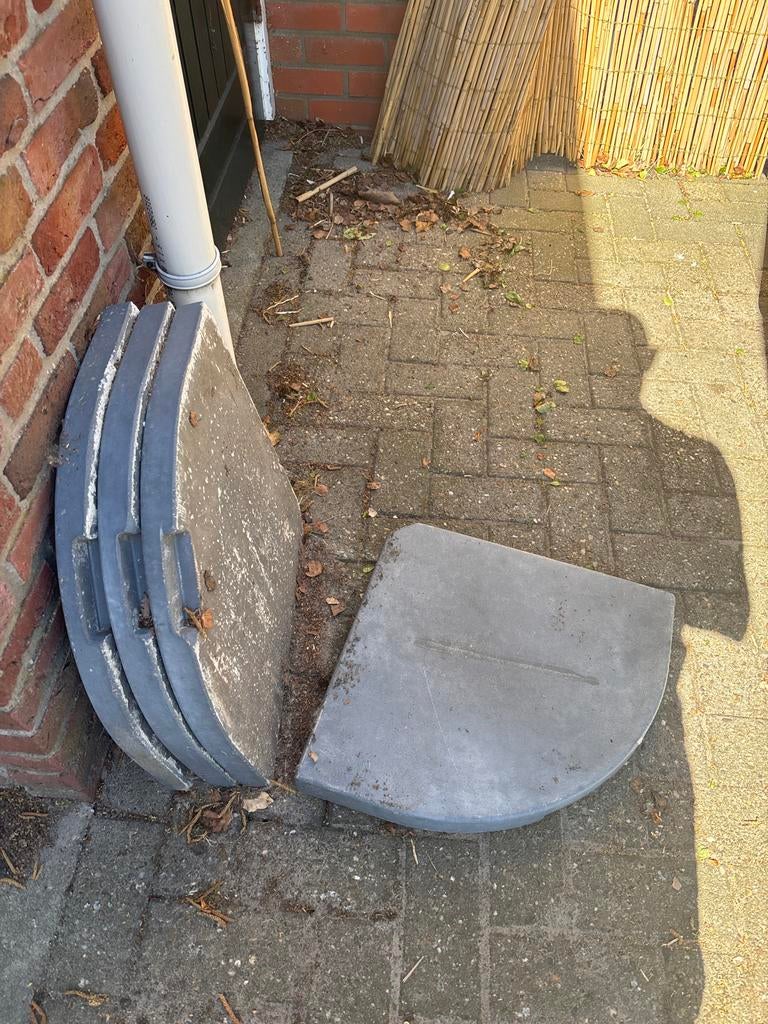 4x Halfronde Terrastegels/Tegels voor Parasolvoet, Ophalen, Gebruikt