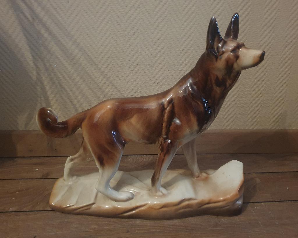 Groot Frans faience beeld van hond, Beschilderd, Art deco, Ophalen of Verzenden, Zoogdier