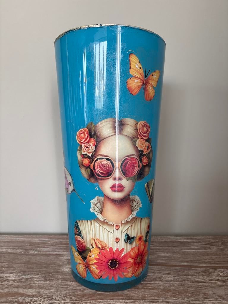 Grote glazen vaas met decoupage, Huis en Inrichting, Woonaccessoires | Vazen, Gebruikt, Blauw, Minder dan 50 cm, Overige materialen