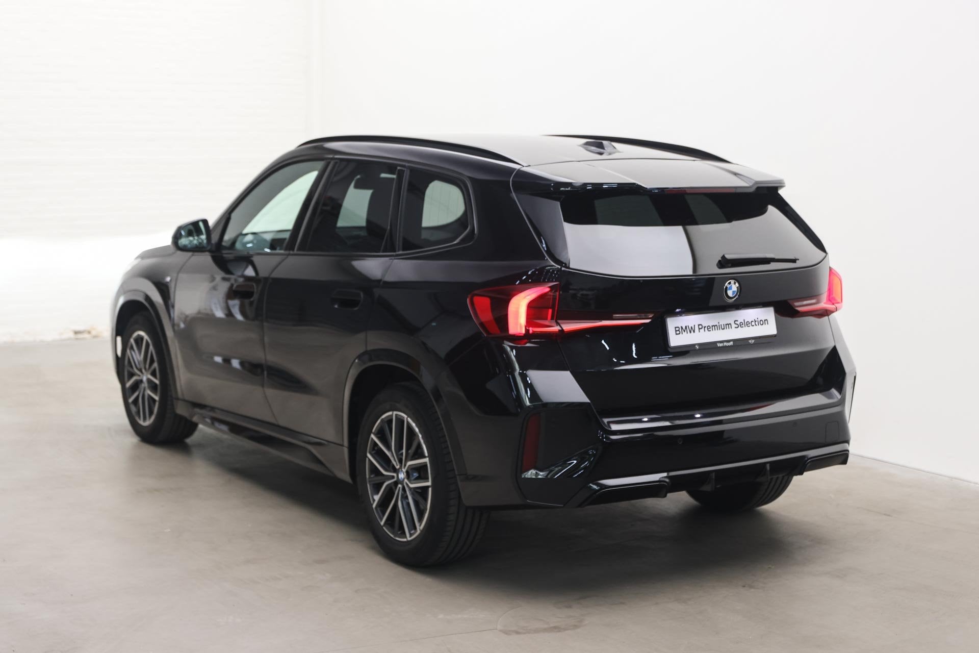 BMW X1 sDrive20i M Sport Automaat / Trekhaak / Achteruitrijc, 1525 kg, 156 pk, Met garantie (alle), Zwart