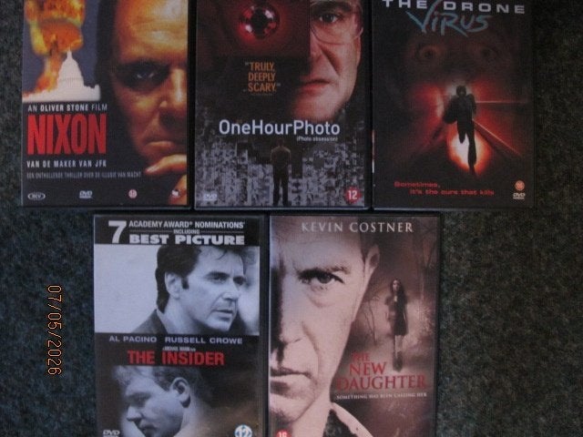 28D1: nixon -OneHourPhoto -droneVirus -insider -newDaughter, Engels, Vanaf 16 jaar, Nederlands, Actiethriller
