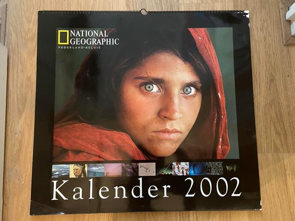National Geographic Kalender 2002 Foto poster Steve McCurry, Ophalen of Verzenden, Zo goed als nieuw, Foto of Poster, Minder dan 50 cm