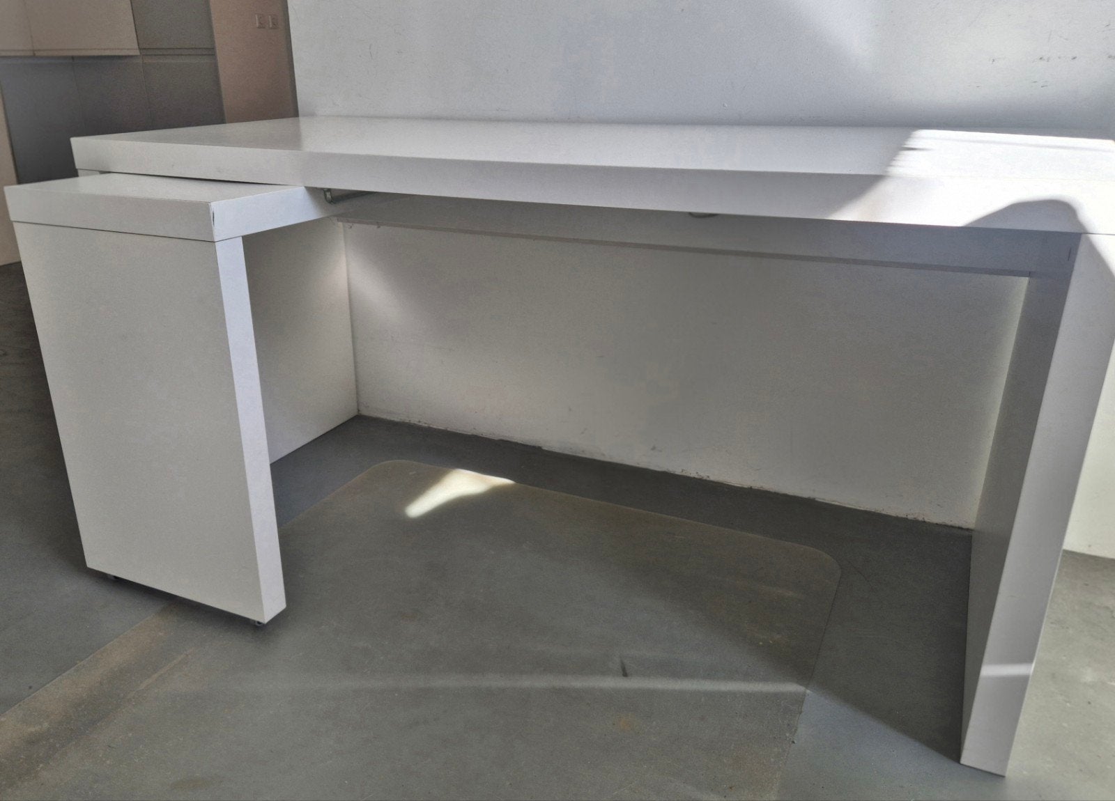 Wit Ikea bureau [ Uitschuifbaar blad ], Huis en Inrichting, Bureaus, Ophalen, Gebruikt, Spaanplaat of MDF, Overige merken