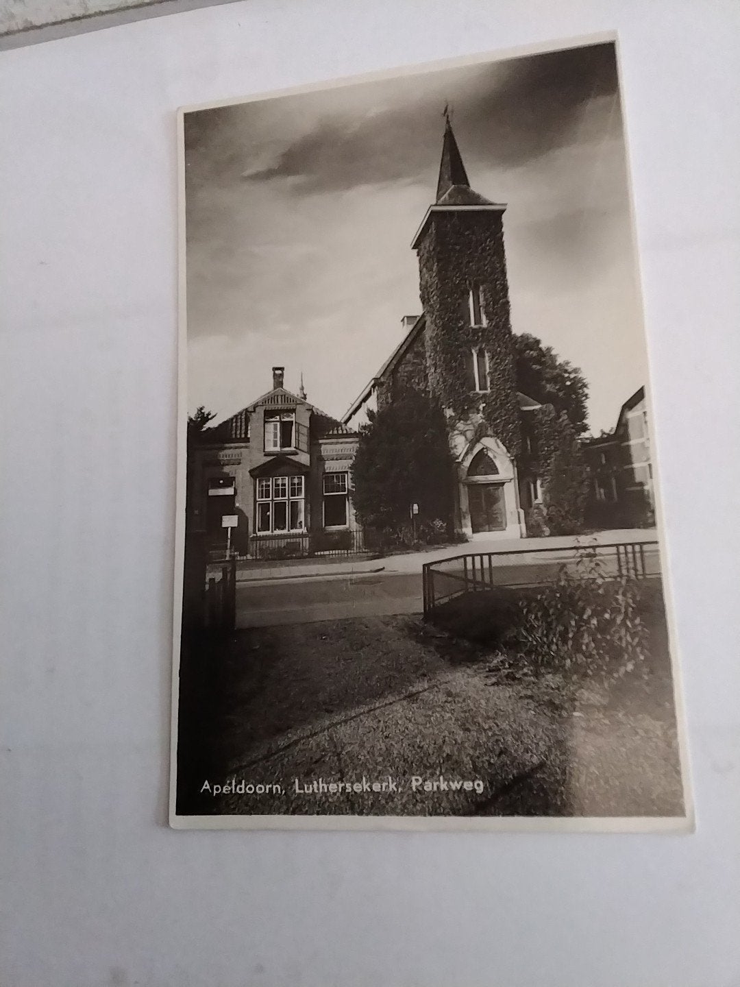 Oude Ansichtkaart Apeldoorn, Luthersekerk, Parkweg, Ophalen of Verzenden, 1940 tot 1960, Gelopen, Gelderland