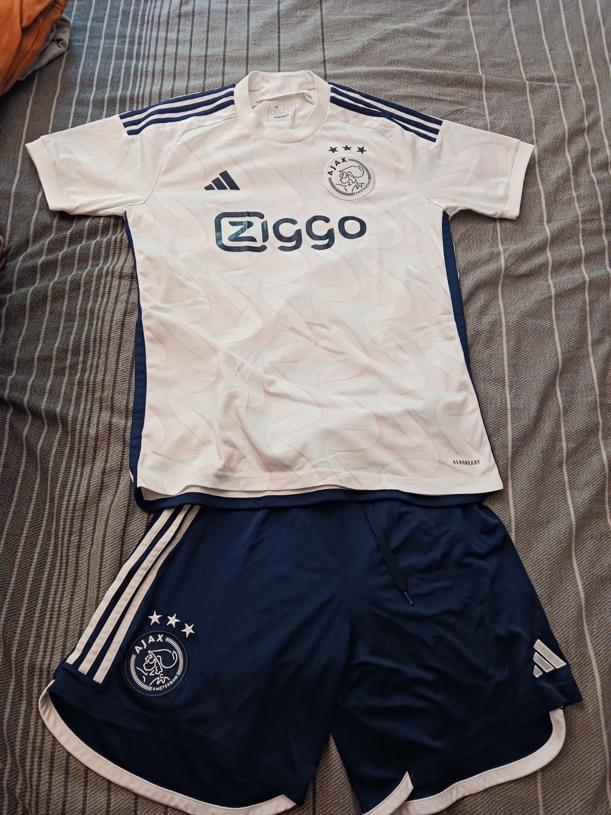 Ajax tenue wit. broek blauw maat m, Ophalen