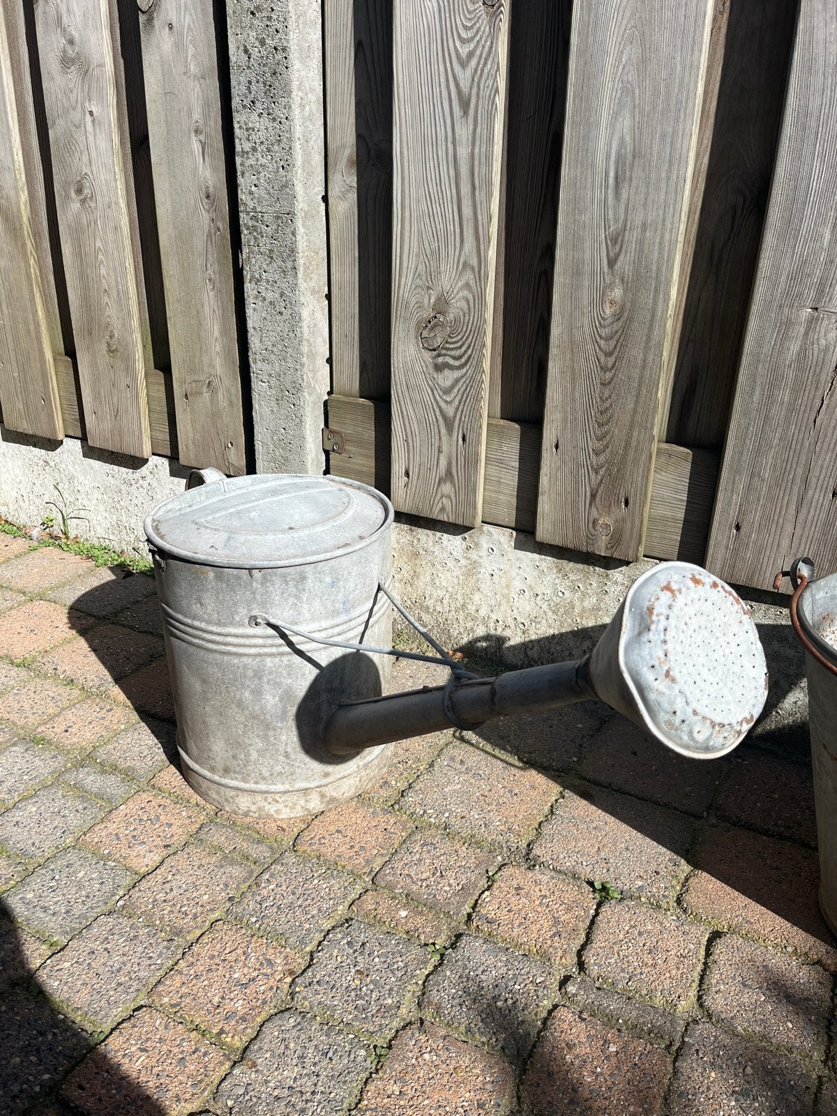 Oude zinken gieter en emmer, Ophalen, Gebruikt, Metaal