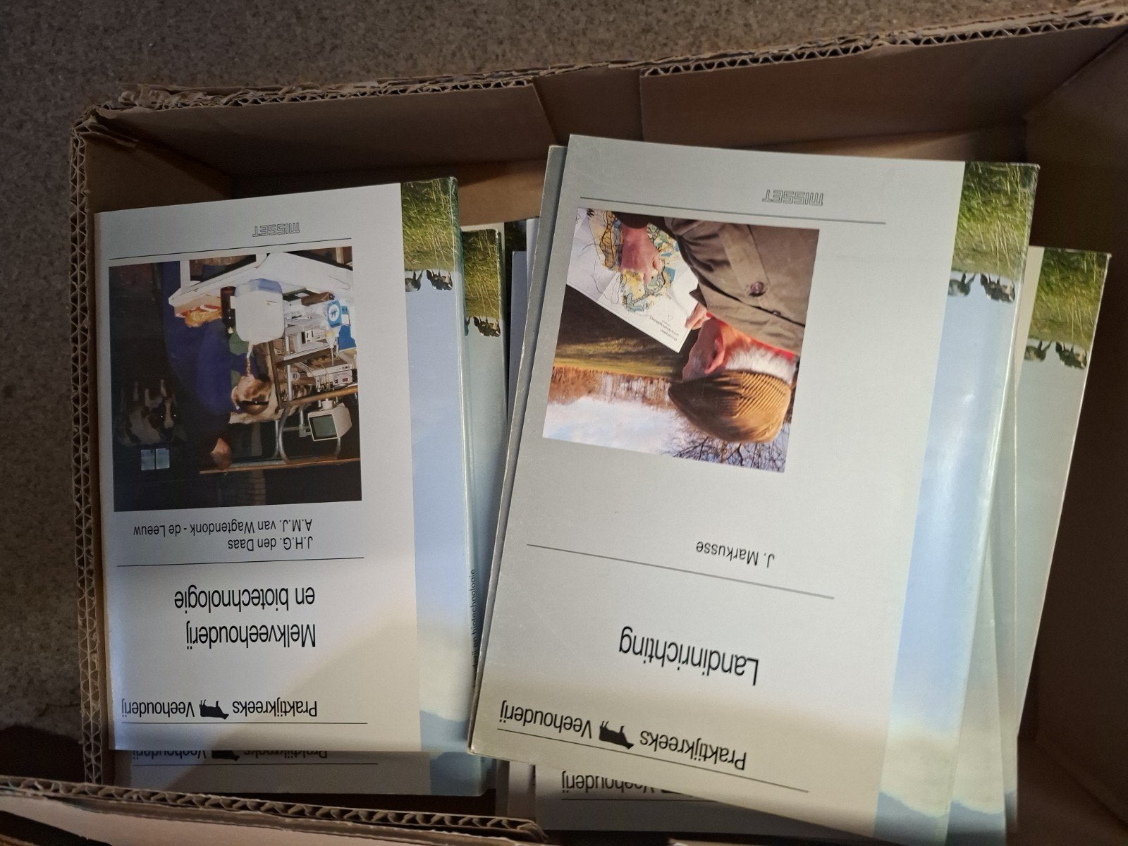 Praktijkreeks Veehouderij: Melkveehouderij & Landinrichting, J.H.G. den Daas, A.M.J. van Wagtendonk-de Leeuw, J. Markusse, Zo goed als nieuw