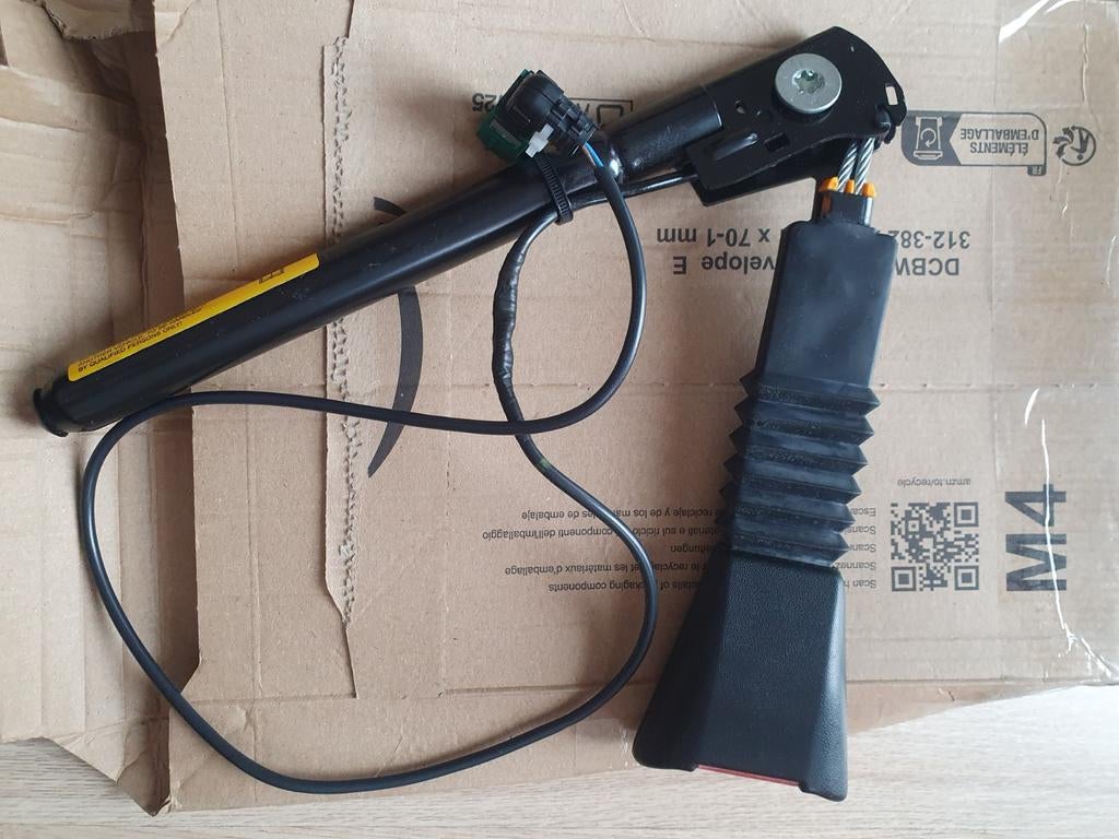 Gordelslot met pyrotechnische gordelspanner, Ophalen of Verzenden