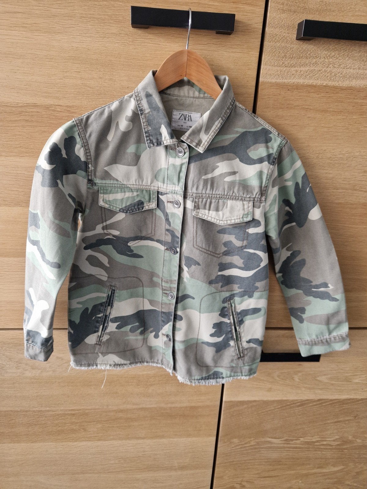 spijkerjasje van zara met een trendy legerprint, Kinderen en Baby's, Kinderkleding | Maat 140, Gebruikt, Meisje, Ophalen of Verzenden