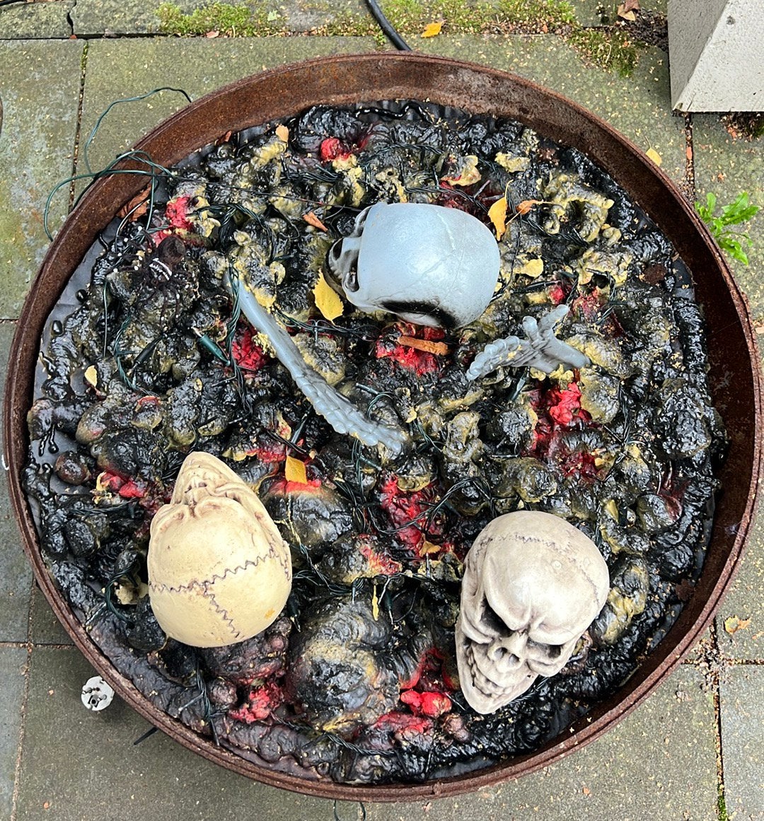 Creepy inhoud voor een vuurschaal, Ophalen