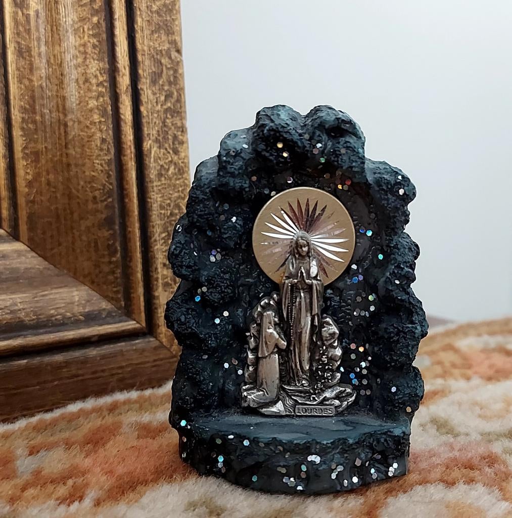 Vintage Lourdes souvenir st Bernadette bij Maria in de grot, Antiek en Kunst, Ophalen of Verzenden