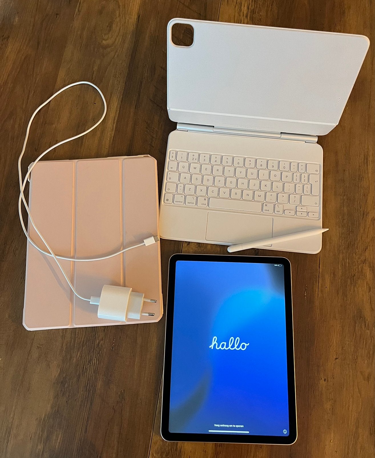 Foto 2 van iPad Air 5 64GB + Apple Pencil + Smart Keyboard + extra hoes