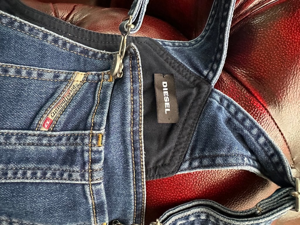 Super Leuke Diesel Spijker Tuinbroek (Maat M24/92) € 40,-, Kinderen en Baby's, Broek, Ophalen of Verzenden, Zo goed als nieuw