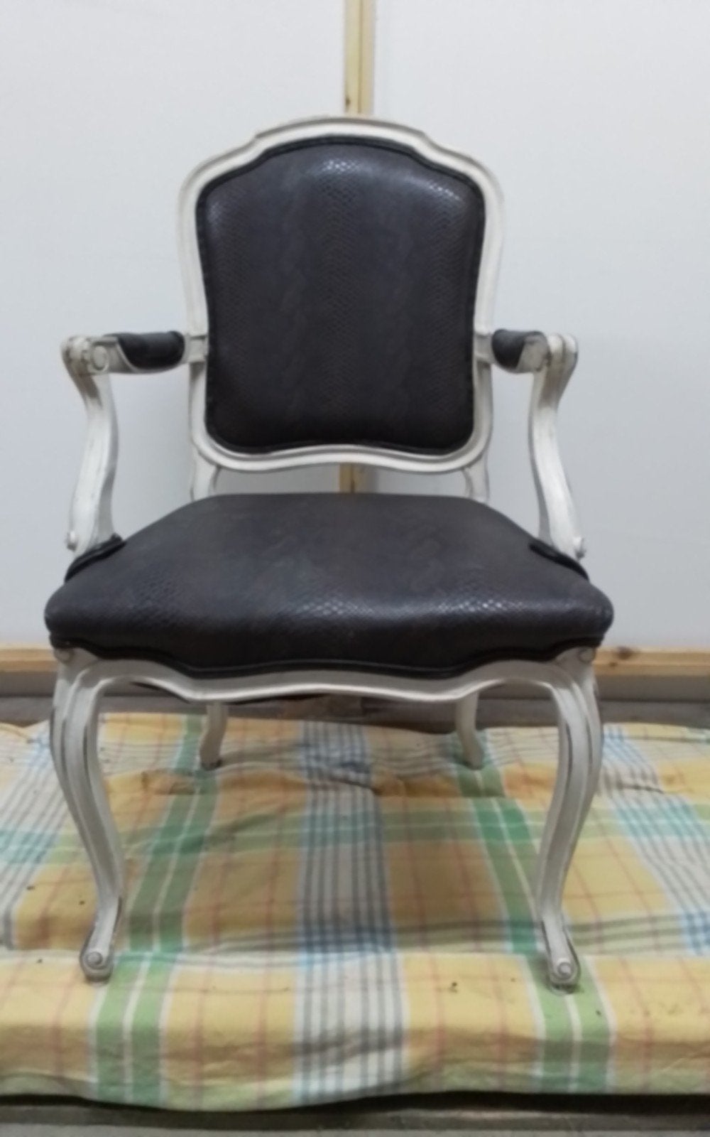 Antieke Fauteuil stoel wit houten frame en leren zwarte bekg, Ophalen of Verzenden, Gebruikt, Wit, Eén
