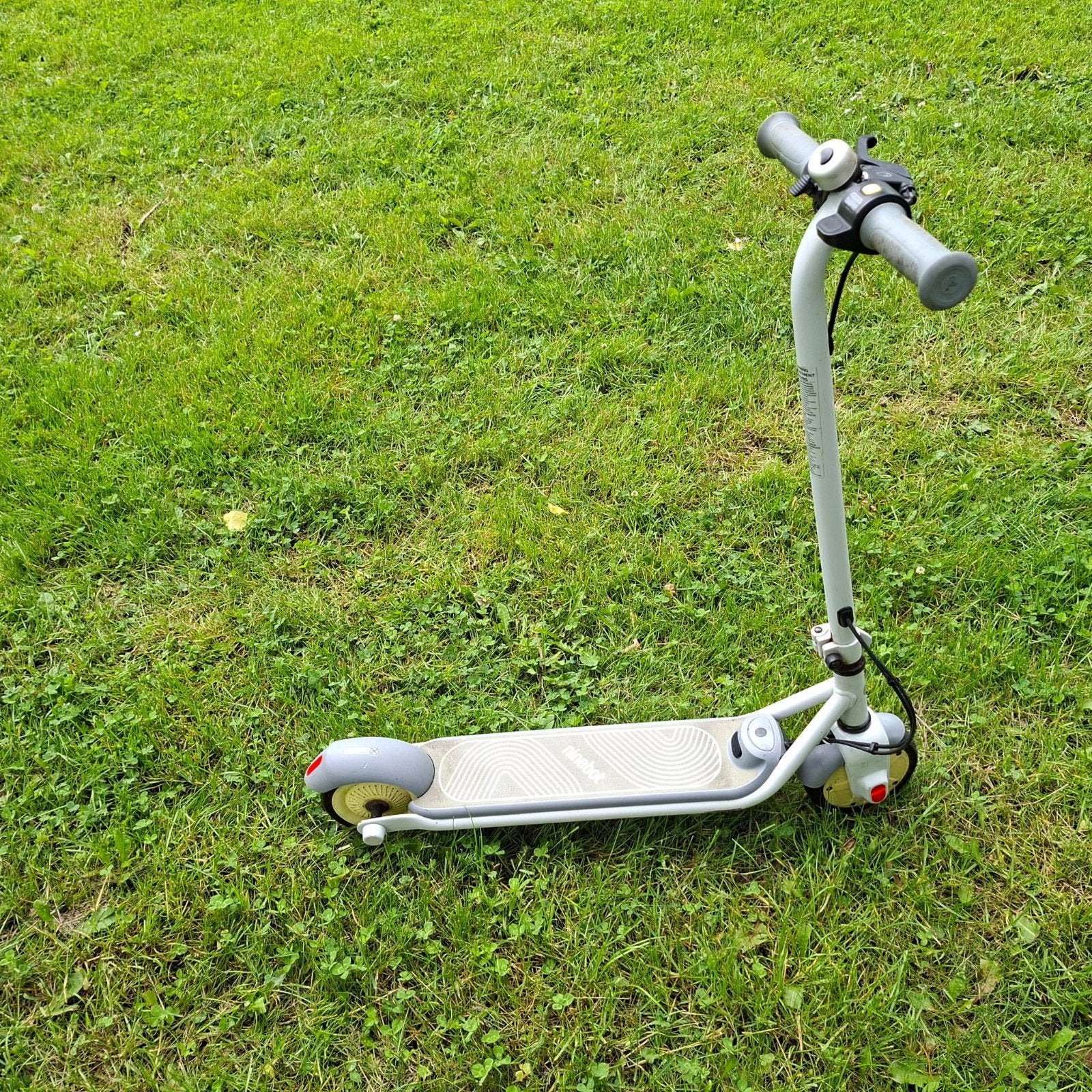 Ninebot elektrische kinderstep met oplader, Fietsen en Brommers, Steps, Ophalen, Gebruikt, Elektrische step (E-scooter)