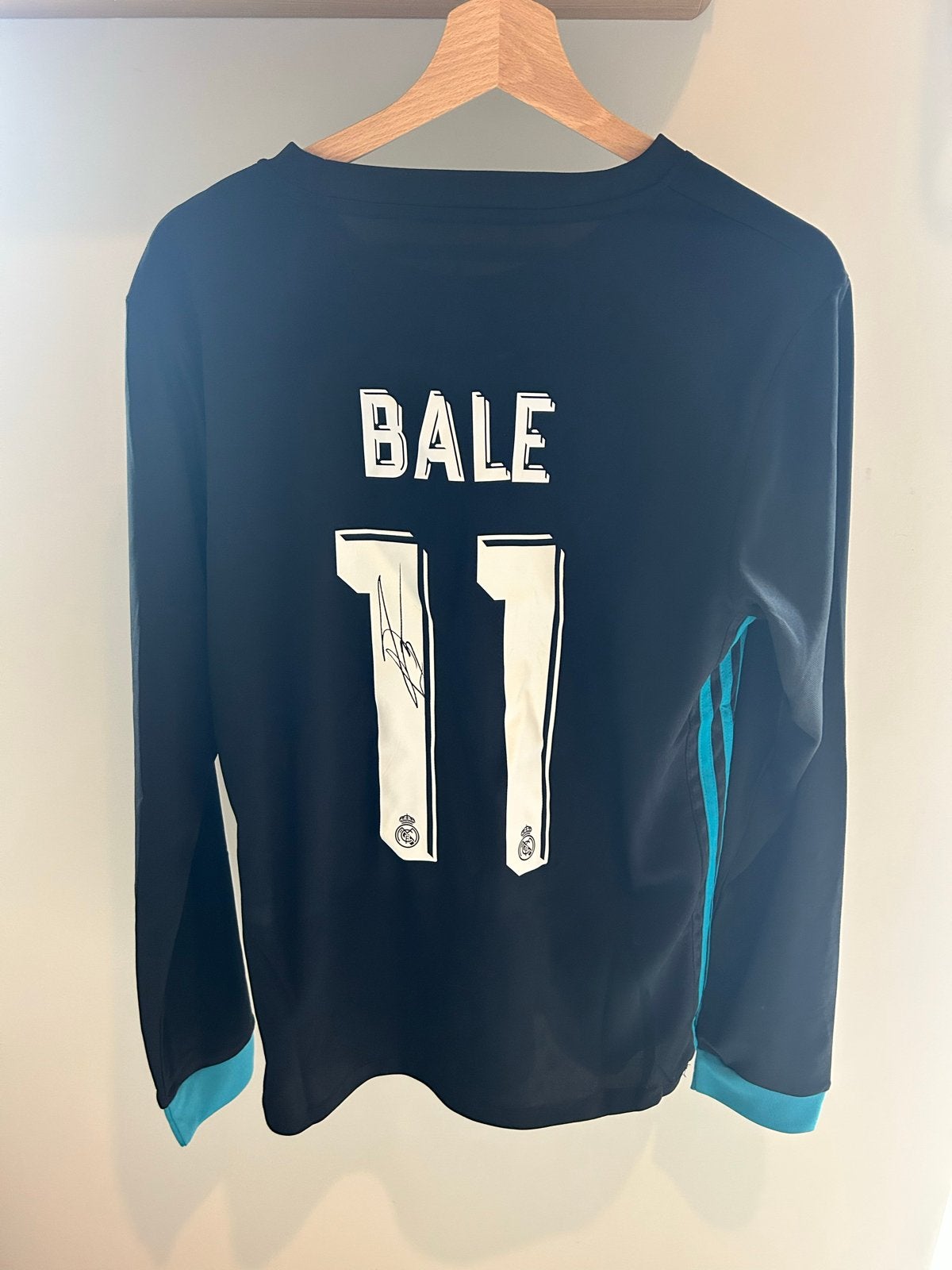 Real Madrid Bale 11 gesigneerd shirt, Maat 48/50 (M), Zwart, Ophalen of Verzenden, Zo goed als nieuw