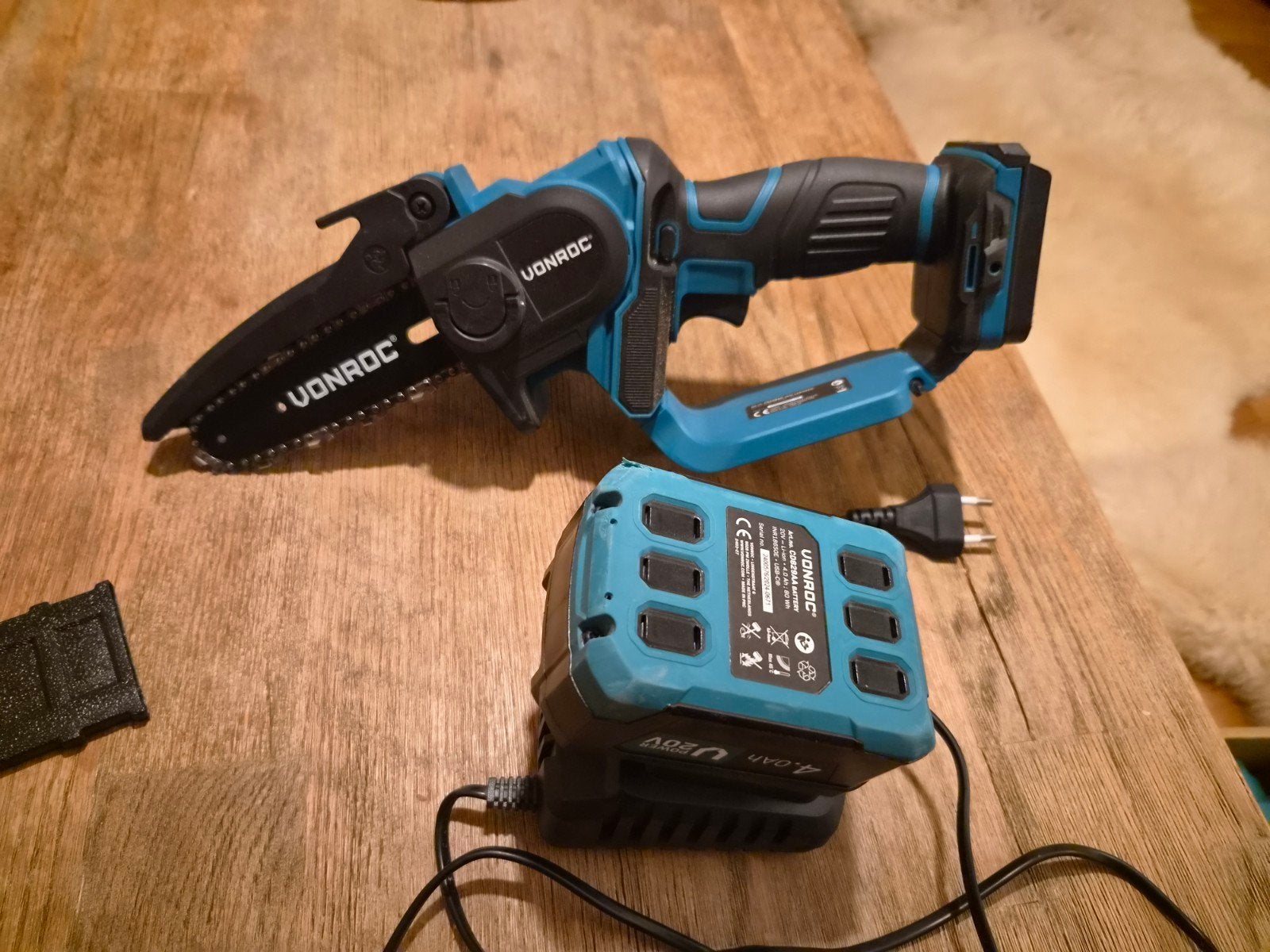VONROC Accu Kettingzaag 20V met accu en oplader ., Kettingzaag, 600 tot 1200 watt, Zo goed als nieuw, 30 tot 70 mm