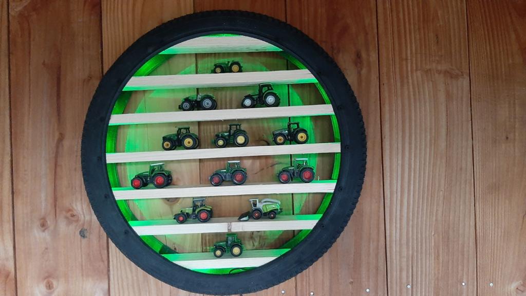 Display vitrine voor miniatuur auto's/trekkers met LED, Ophalen of Verzenden, Gebruikt, Meerkleurig, Hout