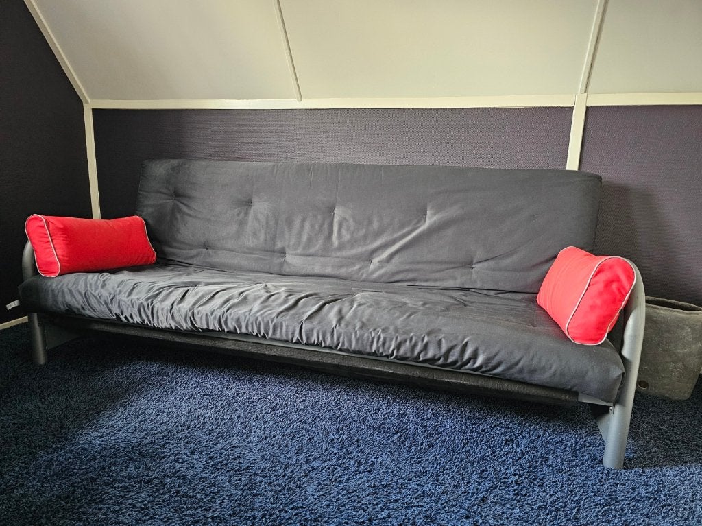 Slaapbank met rode kussentjes, Ophalen, Zwart, Tweepersoons, 140 cm
